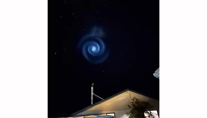 Forma espiral azulada e brilhosa no céu da Nova Zelândia impressiona internautas